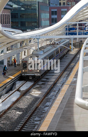 Denver, Colorado - une banlieue FasTracks light rail train à la gare Union. Banque D'Images