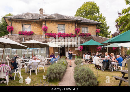 La Windrush Garden Cafe à Bourton-On-The-Water dans le Gloucestershire, en Angleterre, Grande-Bretagne, Royaume-Uni Banque D'Images