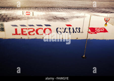 Tesco extra shop sign se reflétant dans les eaux d'inondation en Ecosse Banque D'Images