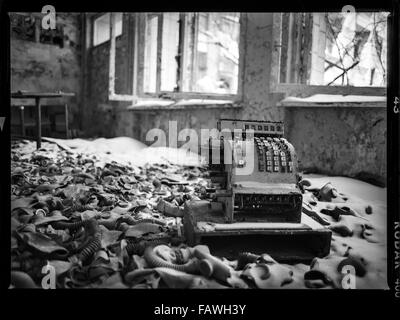 Impressions de Pripyat, une ville fantôme dans l'Ukraine, qui a été créée en 1970 dans le cadre de la construction de la centrale nucléaire de Tchernobyl et libérés à la suite de l'accident nucléaire en 1986. Au moment de la catastrophe le 26 avril 1986, il y a vécu près de 50 000 personnes. La plupart des résidents étaient les travailleurs de la centrale nucléaire. Le 26 avril 2015, le 30e anniversaire de la catastrophe nucléaire de Tchernobyl. Dans une étude réalisée sous la direction d'Anatoly Dyatlov simulation d'une panne de courant est survenue en raison de violations graves de la sécurité applicables et le ma Banque D'Images