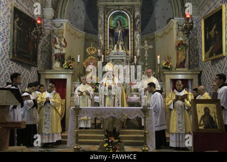 Israël, Jérusalem, le Custode de Terre Sainte, Fr. Pierbattista Pizzaballa ofm, à la fête de la Nativité de St Jean Baptiste, célébrant la naissance de Jésus' cousin à l'église St Jean Baptiste à Ein Karem Banque D'Images