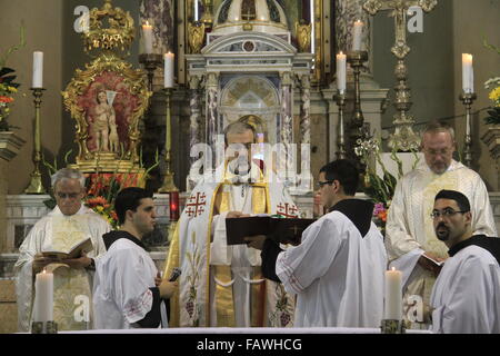 Israël, Jérusalem, le Custode de Terre Sainte, Fr. Pierbattista Pizzaballa ofm, à la fête de la Nativité de St Jean Baptiste, célébrant la naissance de Jésus' cousin à l'église St Jean Baptiste à Ein Karem Banque D'Images