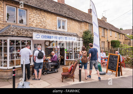 Le Cotswold Antiquités & salon de thé au-The-Water Bourton-On dans le Gloucestershire , Angleterre , Angleterre , Royaume-Uni Banque D'Images