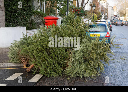 Arbres de Noël à gauche dans la rue, Londres Angleterre Royaume-Uni UK Banque D'Images