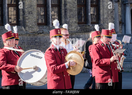 Les hommes dans la St Cecilia Kon Harmonie groupe jouant de la ville place du marché. Grote Markt, Veurne, Flandre occidentale, Belgique Banque D'Images