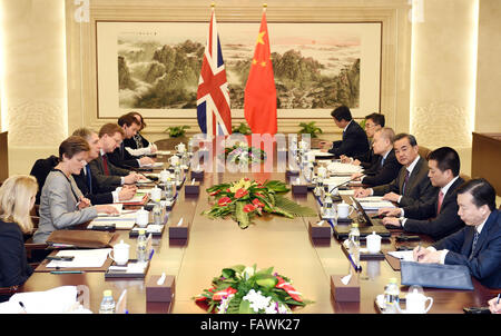 Beijing, Chine. 5e Jan, 2016. Le Ministre chinois des affaires étrangères Wang Yi (3e R) se réunit avec le Ministre britannique des affaires étrangères, Philip Hammond (3L) de la Chine à Beijing, le 5 janvier 2016. Credit : Zhang Ling/Xinhua/Alamy Live News Banque D'Images