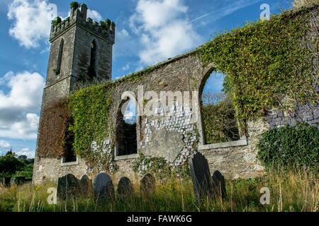 Ancienne église ruine avec cimetière en Irlande Banque D'Images