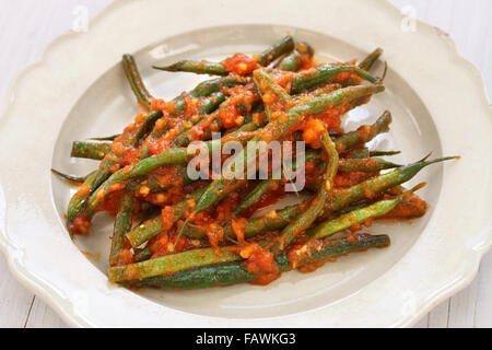 Haricots verts braisés isolated on white background Banque D'Images