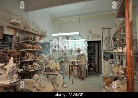 Daniele Boldrini sculpteur, atelier d'albâtre, Volterra, Toscane, Italie Banque D'Images