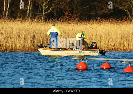 Ronneby, Suède - 30 décembre 2015 : deux personnes de pêche un petit bateau ouvert à la fin de décembre. La Suède avait t moyenne très élevée Banque D'Images