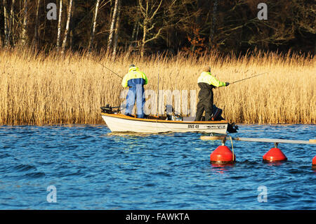 Ronneby, Suède - 30 décembre 2015 : deux personnes de pêche un petit bateau ouvert à la fin de décembre. La Suède avait t moyenne très élevée Banque D'Images