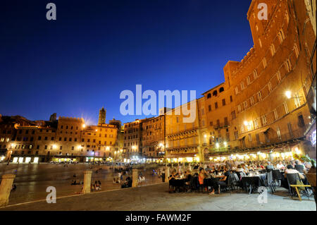 Italie, Toscane, Sienne, Piazza del Campo, restaurants Banque D'Images