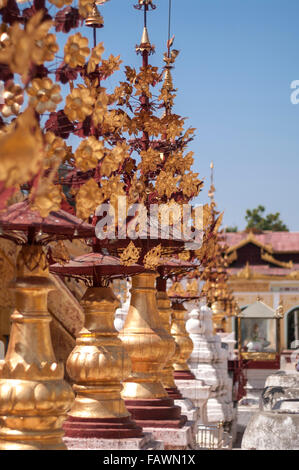 La pagode Shwezigon à Nyaung-U/Bagan, Myanmar. Décorations richement ornée comme une rangée de petits clochers. Profondeur de champ. Banque D'Images