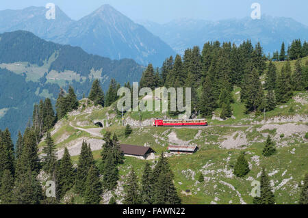 Train électrique historique de la Schynige Platte Bahn SPB à crémaillère de près de la station du sommet dans les Alpes Bernoises. Canton de Berne, Suisse. Banque D'Images