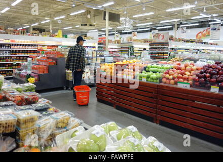 Ministère des légumes dans un supermarché à Toronto, Canada Banque D'Images