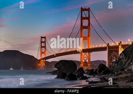 Golden Gate Bridge, Marshall's beach, nuit, côte rocheuse, San Francisco, États-Unis Banque D'Images