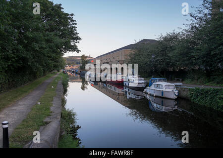 Les péniches et bateaux sur le canal large, près de Apsley Basin à Huddersfield, Yorkshire de l'Ouest. Banque D'Images