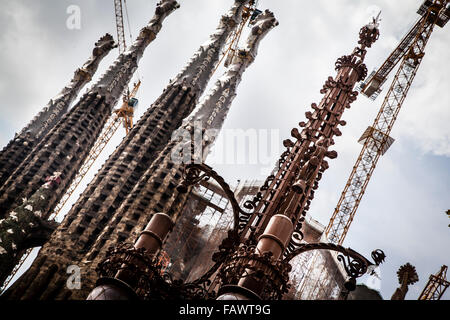 Célèbre Basilique y Templo Expiatorio de la Sagrada Familia à la fin de l'Avinguda Gaudi Banque D'Images