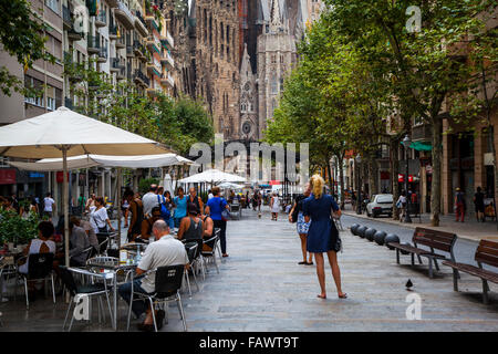 Célèbre Basilique y Templo Expiatorio de la Sagrada Familia à la fin de l'Avinguda Gaudi Banque D'Images