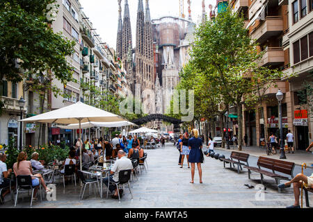 Célèbre Basilique y Templo Expiatorio de la Sagrada Familia à la fin de l'Avinguda Gaudi Banque D'Images