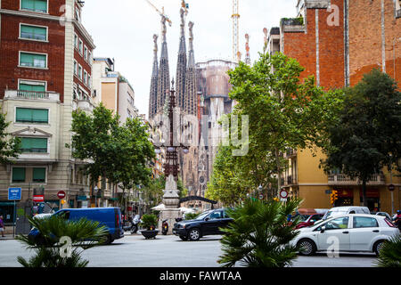 Célèbre Basilique y Templo Expiatorio de la Sagrada Familia à la fin de l'Avinguda Gaudi Banque D'Images