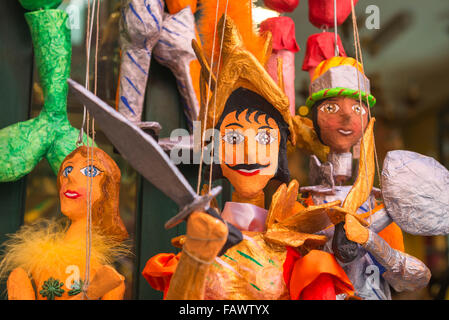 Puppets, vue de papier mâché traditionnels colorés des marionnettes pour vente sur le Corso Umberto l dans Taormina, Sicile. Banque D'Images