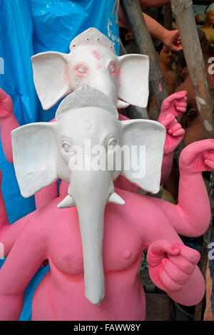 Effigies d'argile du dieu hindou Ganesh a le quart des potiers, Kumortuli, Kolkata (Calcutta), Inde. Banque D'Images