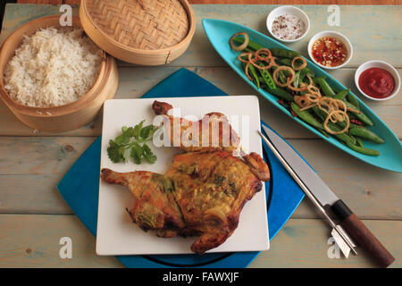 Poulet grillé mariné Thai-Lao avec salade de pois snap Banque D'Images