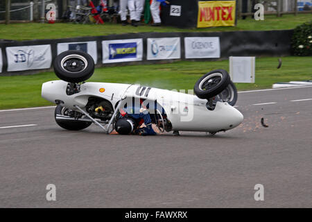 Norton Cooper Mk8 le dérapage le long de ligne droite, départ à l'envers à Goodwood Revival meeting 2015. Earl de Mars Trophée. Banque D'Images