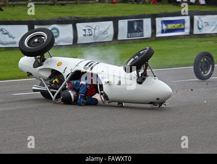 Norton Cooper Mk8 le dérapage le long de ligne droite, départ à l'envers à Goodwood Revival meeting 2015. Earl de Mars Trophée. Banque D'Images