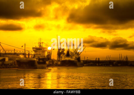 Silhouettes de grues et navires au port de Gdansk, Pologne. Banque D'Images