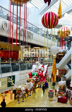 Père Noël à tuer avec le renne de Noël ci-dessus dans les galeries shopping shopping centre Banque D'Images