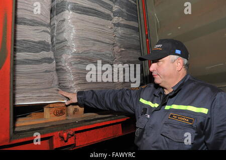 Brno, République tchèque. 05 Jan, 2016. La République tchèque envoie une aide humanitaire à la Grèce, à partir de Brno, le 5 janvier 2016. © Igor Zehl/CTK Photo/Alamy Live News Banque D'Images