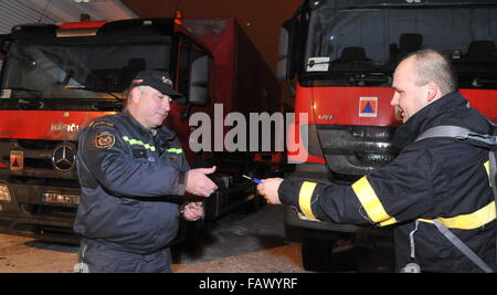 Brno, République tchèque. 05 Jan, 2016. La République tchèque envoie une aide humanitaire à la Grèce, à partir de Brno, le 5 janvier 2016. © Igor Zehl/CTK Photo/Alamy Live News Banque D'Images