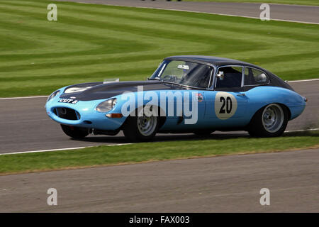 TT RAC race célébration. Non 20 Gregor Fiskin & Bobby Verdon-Roe Jaguar E-type FHC dans une vrille à Goodwood Revival 2015. Banque D'Images