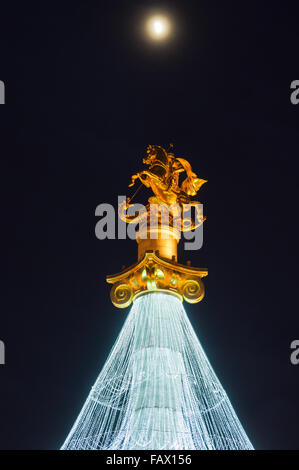 Arbre de Noël avec des lumières sur la place principale de la ville de Tbilissi, Géorgie Banque D'Images