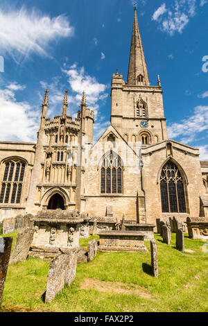 St John the Baptist Church avec pierres tombales anciennes en premier plan, Burford, Oxfordshire, Angleterre, Royaume-Uni, Europe de l'Ouest. Banque D'Images