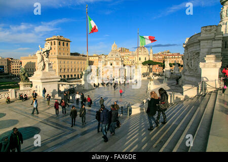 Les visiteurs sur les marches de l'monument Vittorio Emanuele à Rome, Italie. Banque D'Images