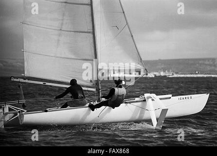 AJAXNETPHOTO. - OCT 29th, 1976. PORTLAND, en Angleterre. - Semaine de VITESSE DE WEYMOUTH - CATAMARAN ICARUS EN VITESSE SUR LE PORT DE PORTLAND. PHOTO:JONATHAN EASTLAND/AJAX REF:7629101 35189  Banque D'Images