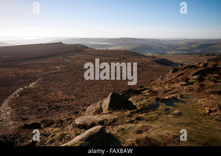 À partir de Higger Tor sur Hathersage Moor, vers plus de Owler Tor dans le Peak District National Park Banque D'Images