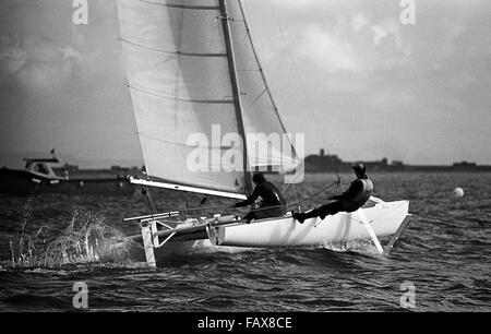 AJAXNETPHOTO. - OCT 29th, 1976. PORTLAND, en Angleterre. - Semaine de VITESSE DE WEYMOUTH - CATAMARAN ICARUS EN VITESSE SUR LE PORT DE PORTLAND. PHOTO:JONATHAN EASTLAND/AJAX REF:7629101 X1190 Banque D'Images