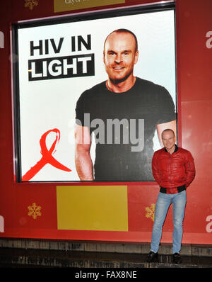 L'homme gay militant, Philip Christopher Baldwin lance la Journée mondiale de lutte contre le sida avec 'VIH à la lumière', à Piccadilly Circus, avec : Philip Christopher Baldwin Où : London, Royaume-Uni Quand : 30 Nov 2015 Banque D'Images