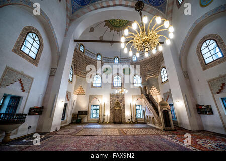 Mur de qibla et le mihrab de la mosquée Gazi Husrev-beg dans la vieille ville de Sarajevo, la plus importante mosquée historique de Bosnie-Herzégovine Banque D'Images