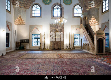 Mur de qibla et le mihrab de la mosquée Gazi Husrev-beg dans la vieille ville de Sarajevo, la plus importante mosquée historique de Bosnie-Herzégovine Banque D'Images