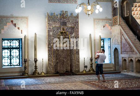 Mur de qibla et le mihrab de la mosquée Gazi Husrev-beg dans la vieille ville de Sarajevo, la plus importante mosquée historique de Bosnie-Herzégovine Banque D'Images