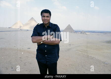 Pyramides de Gizeh, Le Caire, Égypte - 1986 - World Heavyweight Champion de boxe Muhammad Ali sur une visite en Egypte. Banque D'Images