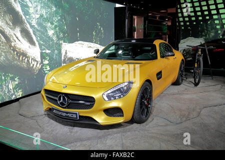 Une Mercedes-AMG GT sur l'affichage de la Mercedes-Benz Gallery sur l'Avenue des Champs-Élysées, Paris, France. Banque D'Images