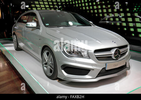 Une d'argent Mercedes-Benz CLA 45 (4matic) de la Mercedes-Benz Gallery sur l'Avenue des Champs-Élysées, Paris, France. Banque D'Images