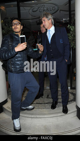 Manuel Pellegrini célébrant ses équipes 4 - 0 Gagnez plus de Hull dans la capitale une tasse à San Carlo Restaurant à Manchester avec famille et amis, lorsqu'il est harcelé par un ventilateur pour une photo avec lui pendant qu'il part. Avec : Manuel Pellegrini où Anna v - Tigresse tropicale : Banque D'Images