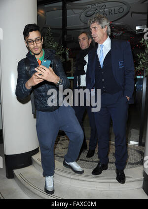 Manuel Pellegrini célébrant ses équipes 4 - 0 Gagnez plus de Hull dans la capitale une tasse à San Carlo Restaurant à Manchester avec famille et amis, lorsqu'il est harcelé par un ventilateur pour une photo avec lui pendant qu'il part. Avec : Manuel Pellegrini où Anna v - Tigresse tropicale : Banque D'Images